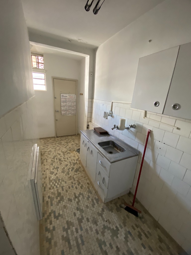 Antes da Reforma: cozinha antiga com azulejo datado e piso deteriorado